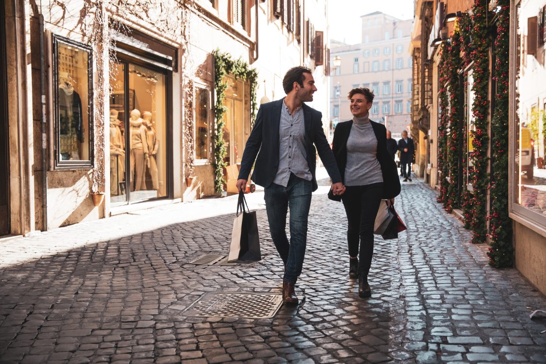 Par som handler i sentrum av Roma.