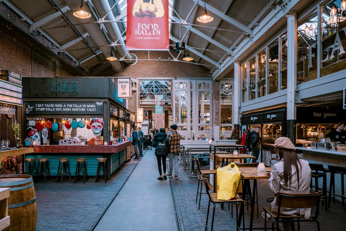 Den populære mathallen Foodhallen i sentrum av Amsterdam, kjent for street food og eksotiske retter.