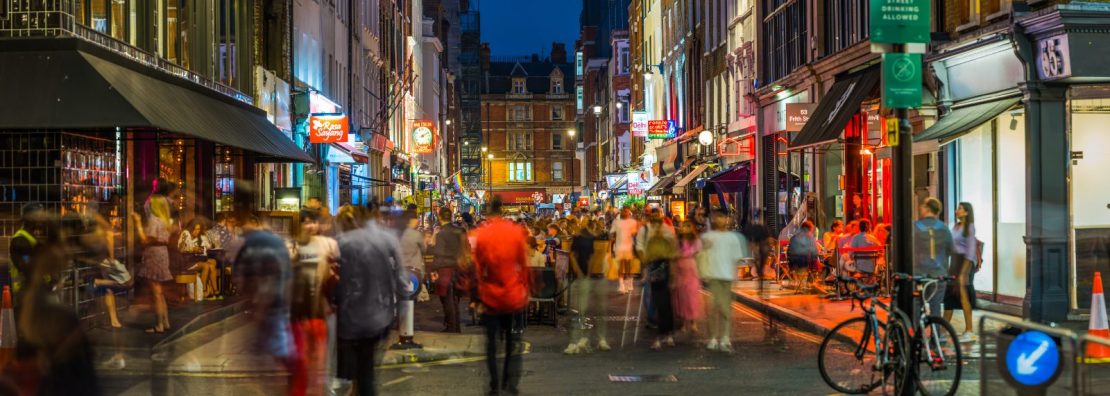 Menneskemengder i Soho, der gatene er fylt med barer, puber og restauranter i det sentrale London.