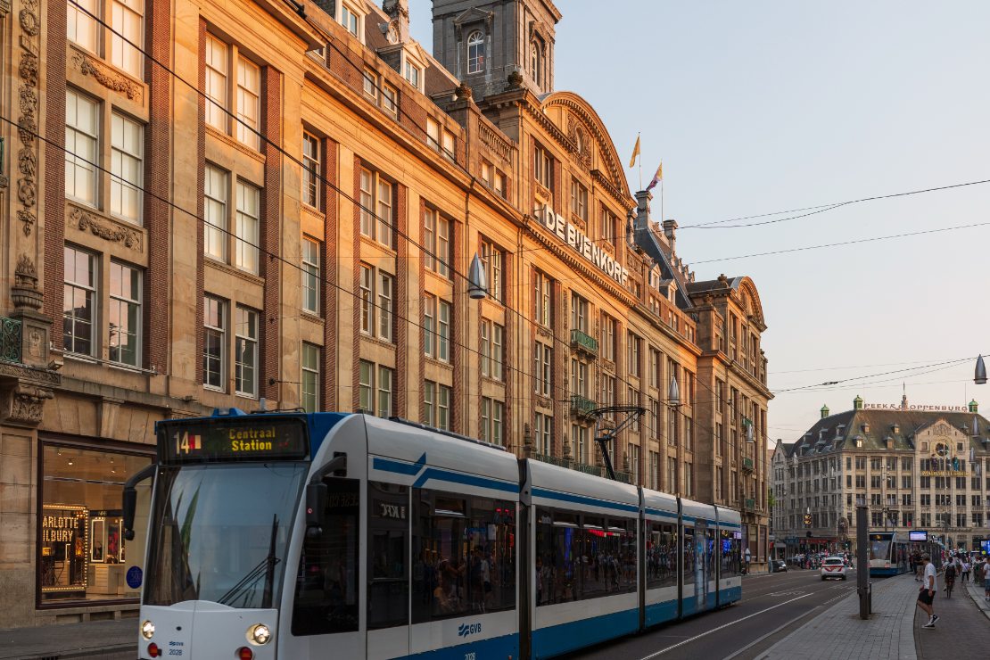 Fasaden til De Bijenkorf, flaggskipbutikken på Dam i Amsterdam, et av Nederlands ledende varehus.