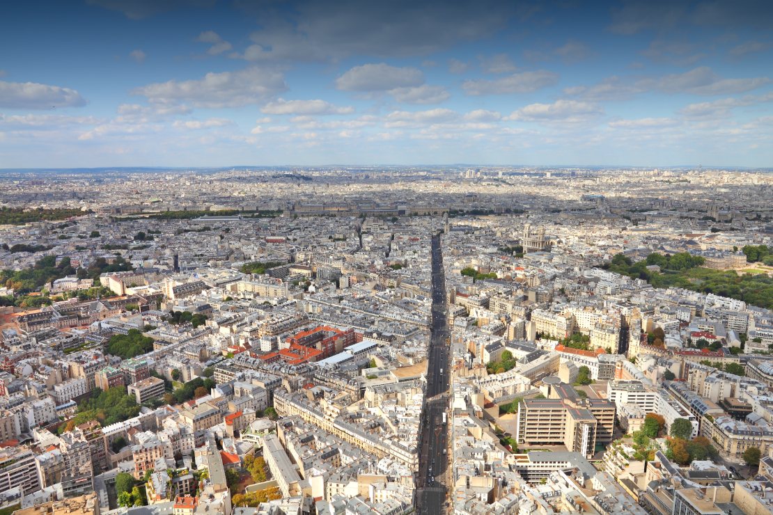 Flyfoto av byen med Rue de Rennes i Paris.