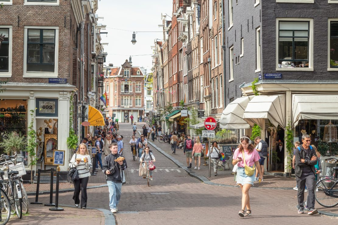Folk som spaserer i De Negen Straatjes, et pittoresk shoppingområde i sentrum av Amsterdam.