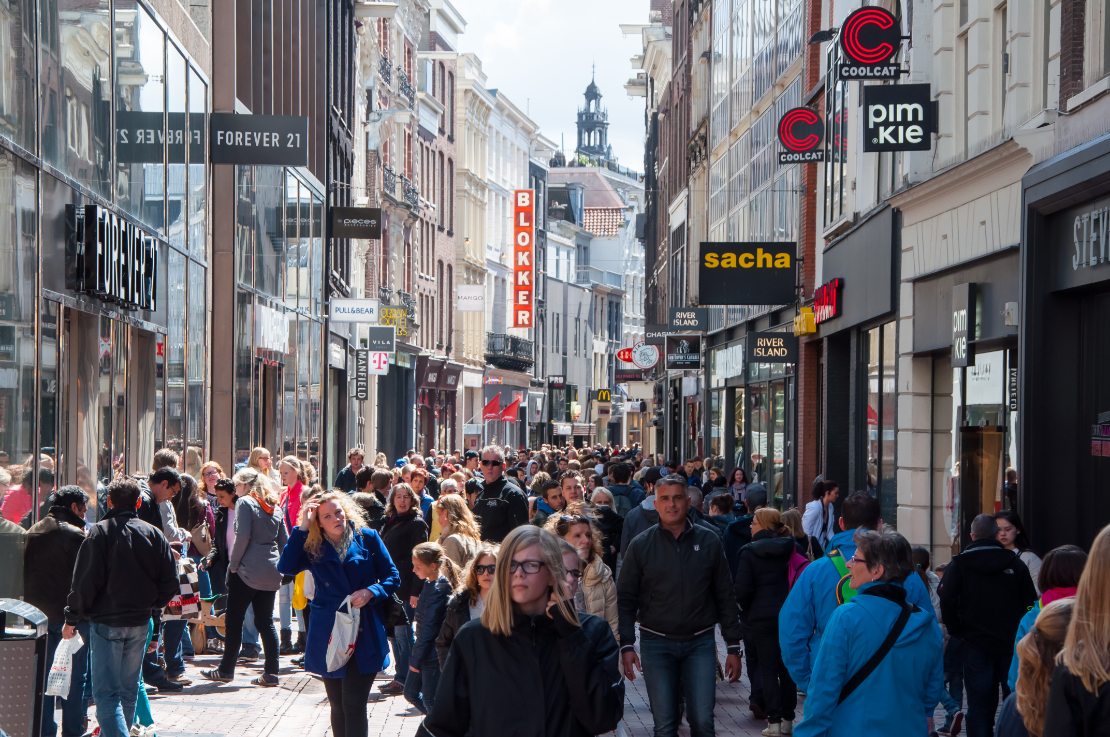 Folk på handlegaten Kalverstraat i Amsterdam.