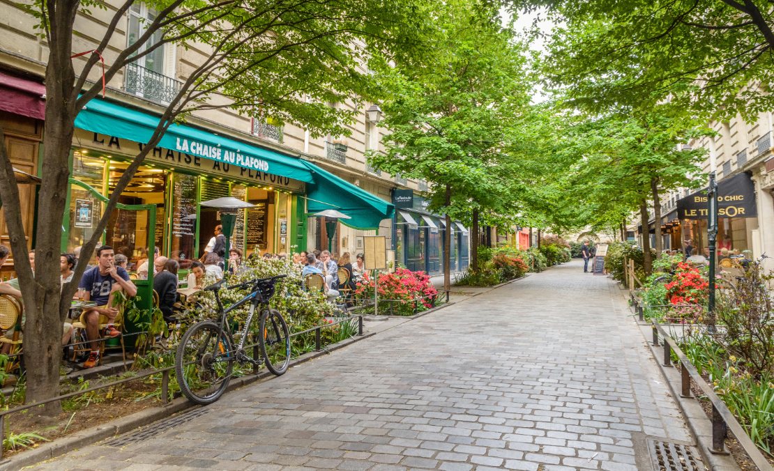 En stille gate med restauranter i det bohemske Marais-distriktet i Paris.