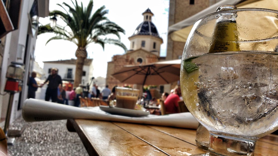 Folk som koser seg på uterestauranter på hovedplassen i Altea.