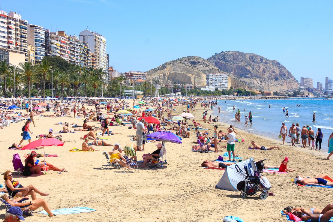 Hvite sandstrender på Playa del Postiguet i Alicante.