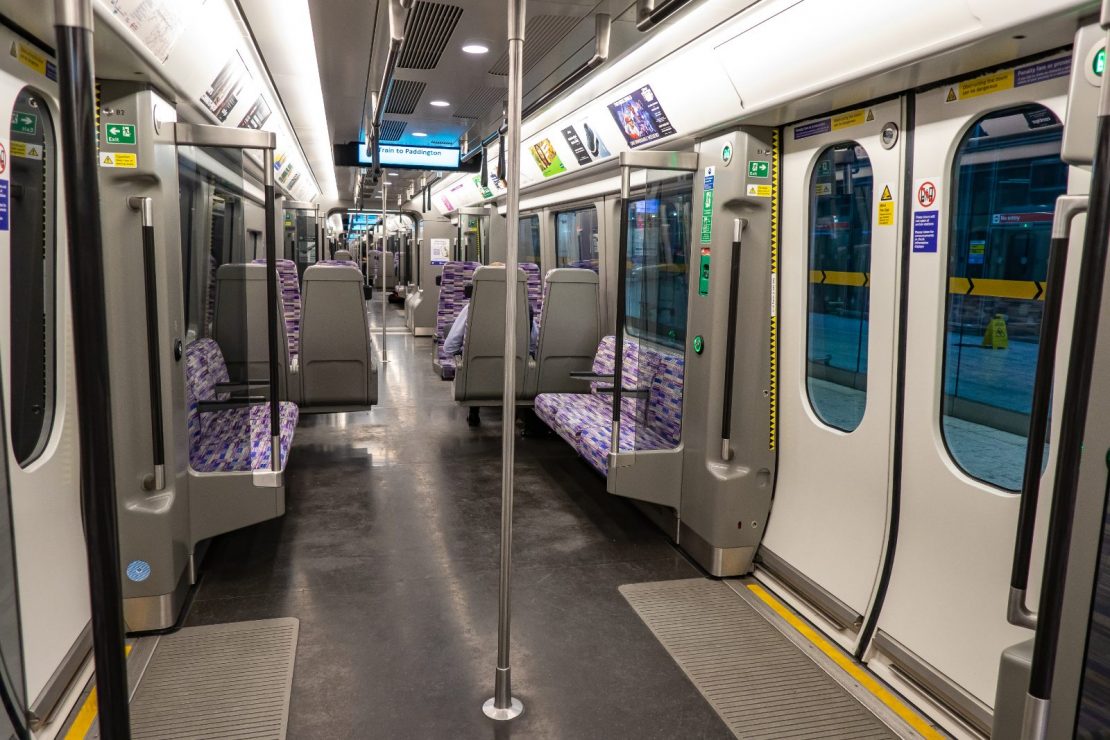 Interiør av en vogn på Elizabeth-linjen i Londons undergrunnssystem.