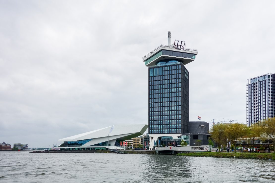 A’DAM Lookout-tårnet og Eye Filmmuseum på nordbredden av elven IJ, rett overfor Amsterdam sentralstasjon.