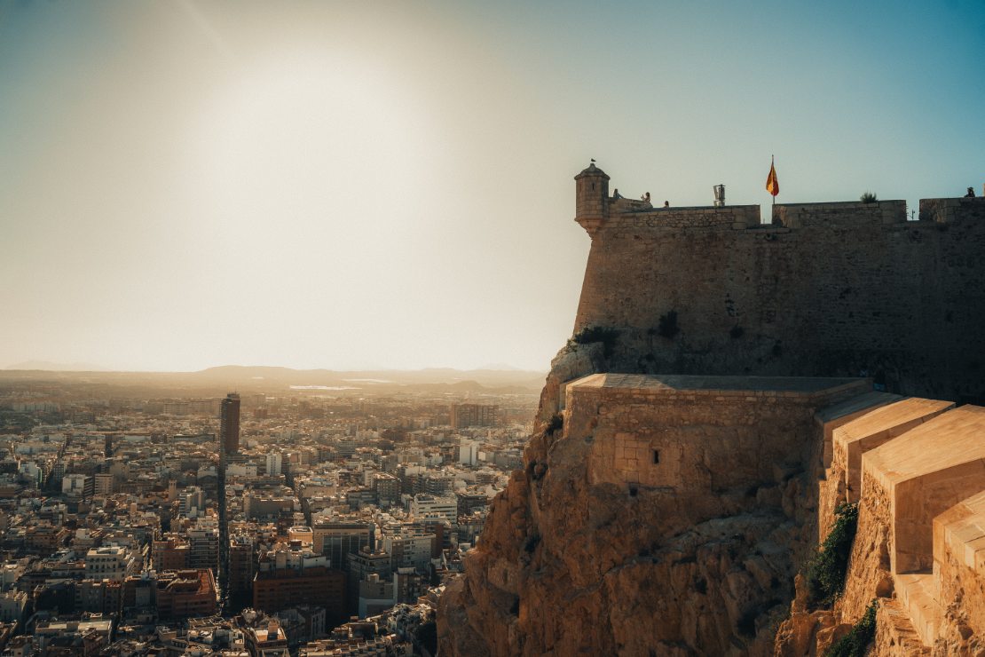 Castillo de Santa Bárbara med utsikt over byen Alicante.