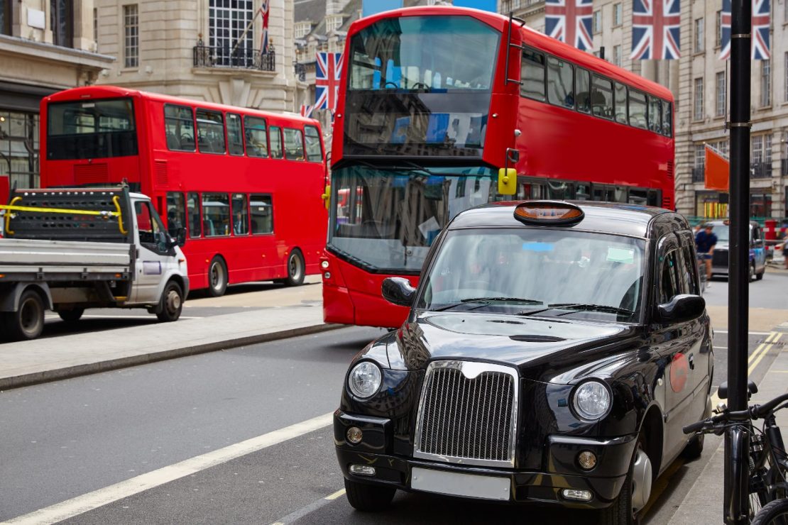 London-buss og drosje i Regent Street W1.