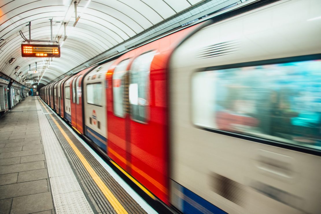 Tog på London Underground i bevegelse.