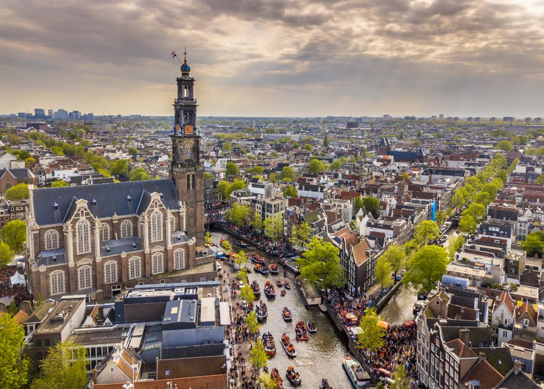 Flyfoto av Westerkerk i Amsterdam sett fra nord under Koningsdag-feiringen, kongens fødselsdag.