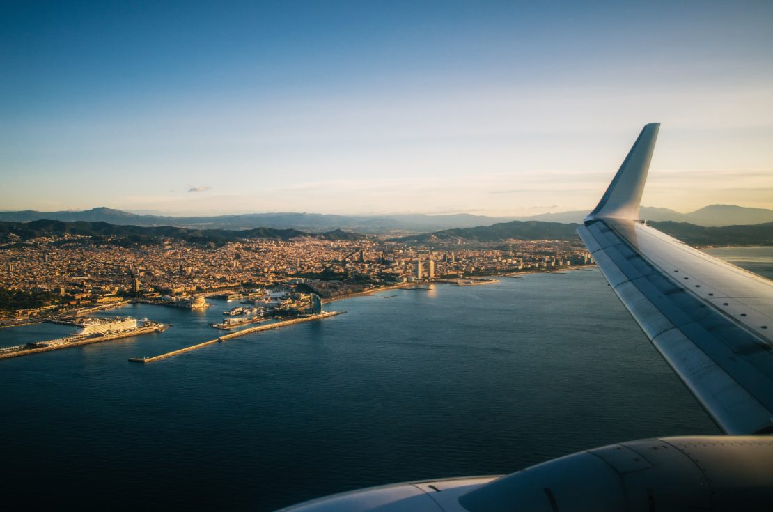Fly over Barcelona by ved soloppgang, Spania.