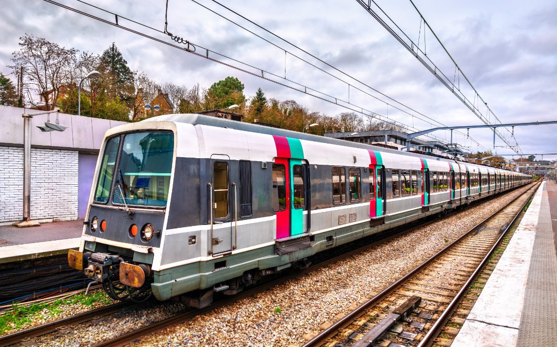RER-tog ved Orsay-Ville stasjon nær Paris i Frankrike.