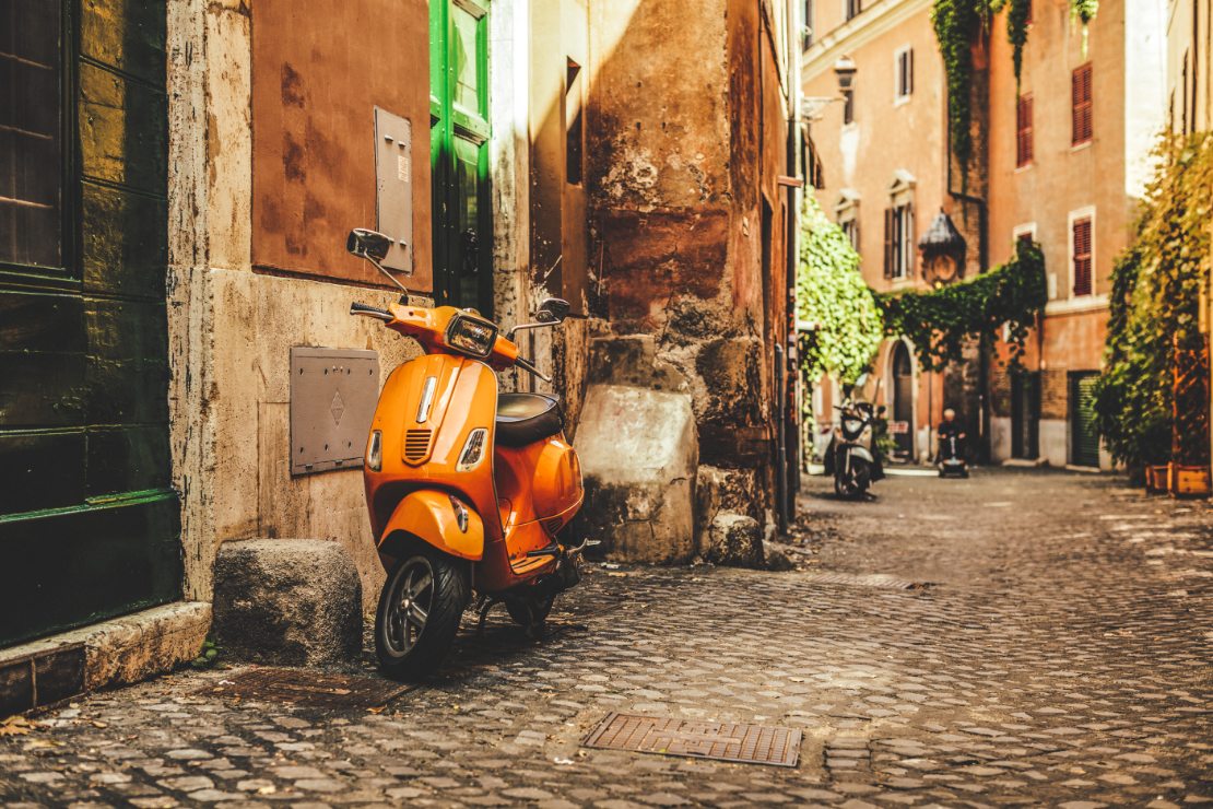 Gateutsikt fra Trastevere, et av Romas mest populære nabolag.