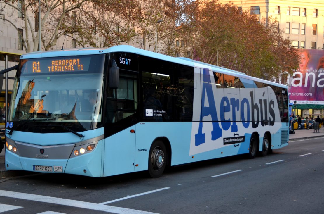 Passasjerer som går om bord i Aerobús, Barcelonas ekspressbuss mellom flyplassen og sentrum.